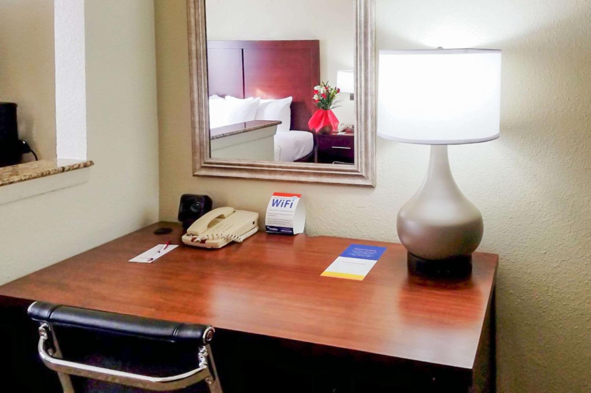 Quality Suites Irving-Las Colinas エクステリア 写真