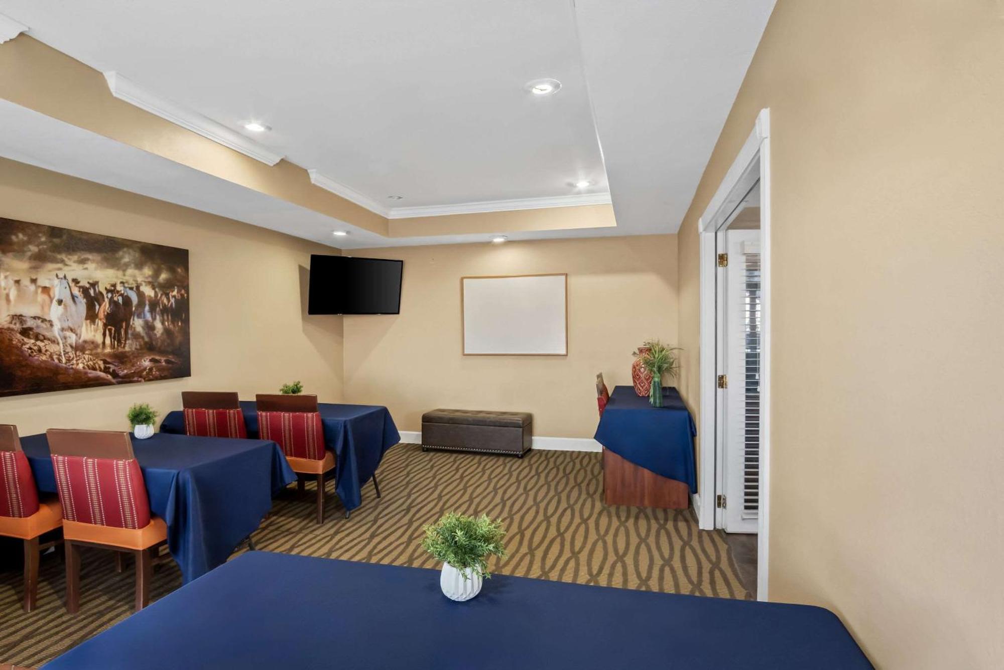 Quality Suites Irving-Las Colinas エクステリア 写真