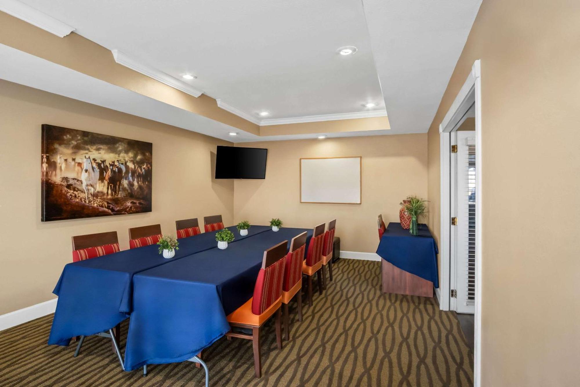 Quality Suites Irving-Las Colinas エクステリア 写真
